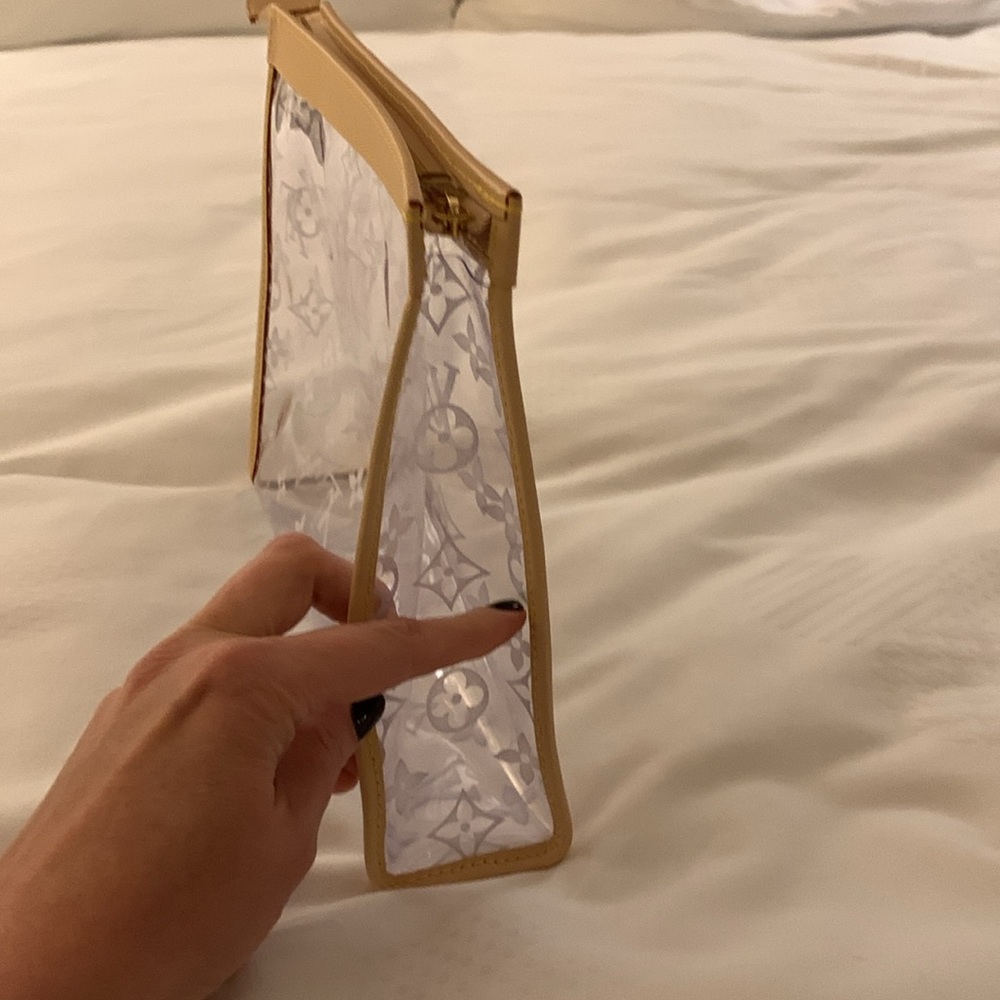 Absolutely stunning authentic new limited edition Louis Vuitton case,must have - Picture 10 of 17
